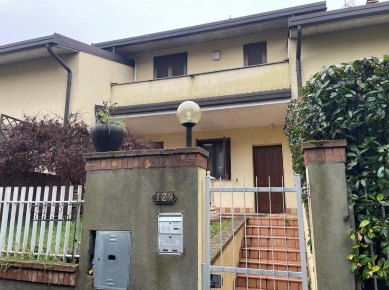 Foto Villa a schiera a Casorate Primo di 150 m² con 5 locali in vendita