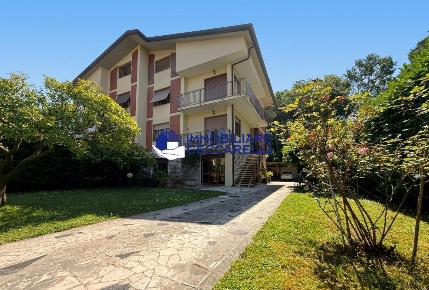Foto Villa bifamiliare a Massa Centro di 300 m² con 14 locali in vendita