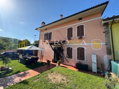 Foto Villa bifamiliare a Lucca San Vito di 160 m² con 5 locali in vendita