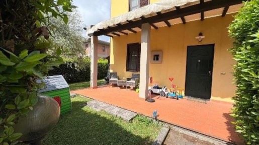 Foto Villa a schiera a Lucca Ponte a Moriano di 130 m² con 5 locali