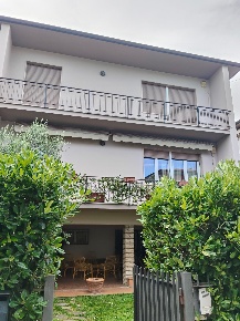 Foto Villa bifamiliare a Pisa Porta a Lucca di 150 m² con 6 locali