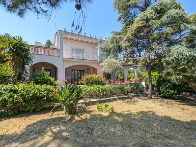 Foto Villa unifamiliare in VIA MALCANGI, Trani di 560 m² con 6 locali