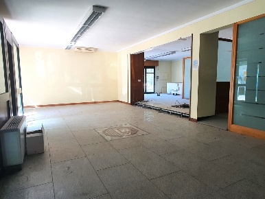 Foto Negozio in Viale della Regione 23/A, Partinico di 467 m² con 11 locali