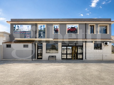 Foto Locale commerciale in Viale Paradiso, Pachino di 298 m² con 5 locali