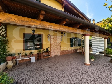 Foto Villa bifamiliare in Via contrada casarino 9, Notaresco Centro