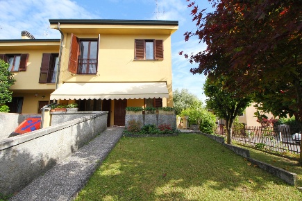 Foto Villa a schiera in Via delle rose 20, Legnano di 179 m² con 4 locali