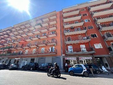 Foto Negozio in Via van westerouth 200, Bari San Girolamo di 107 m²