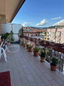 Foto Appartamento in BUTTURINI, Verona Borgo Trento di 210 m² con 9 locali