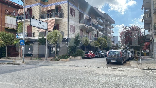 Foto Negozio in Viale Kennedy 49, Aversa di 202 m² con 6 locali in affitto