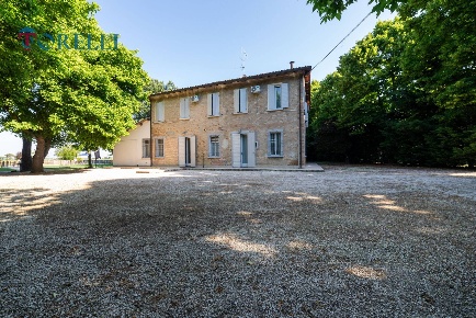 Foto Villa unifamiliare a Ravenna di 659 m² con 10 locali in vendita