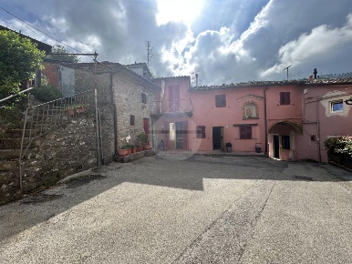 Foto Casa indipendente in via di santomoro, Pistoia di 85 m² con 4 locali