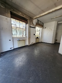 Foto Negozio in Via Vittorio Veneto, Bresso di 70 m² con 2 locali