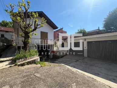 Foto Villa unifamiliare in via Bergamo, Cesano Maderno di 167 m² in vendita