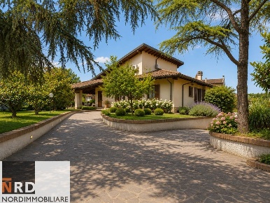 Foto Villa unifamiliare a San Martino dall'Argine di 280 m² con 5 locali