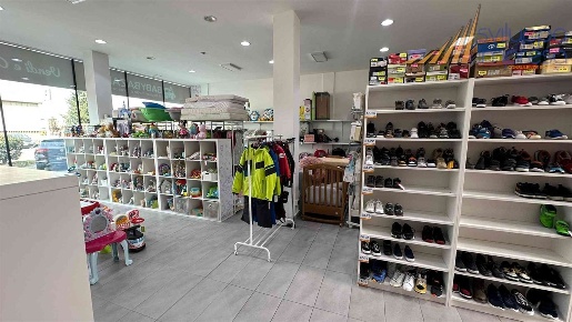 Foto Negozio in viale Lombardia, Brugherio Centro di 190 m² con 1 locali