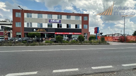 Foto Negozio in viale Lombardia, Brugherio Centro di 190 m² con 1 locali