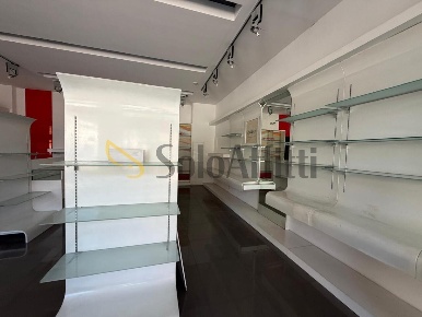 Foto Locale commerciale a Velletri Centro di 120 m² con 3 locali in affitto