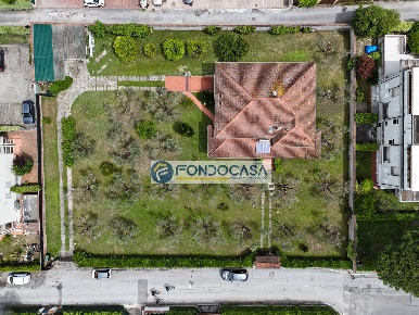 Foto Villa singola in via comano, Carrara di 280 m² con 8 locali in vendita