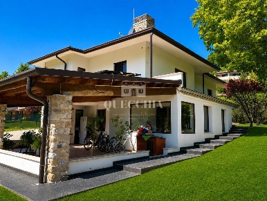 Foto Villa unifamiliare in Via Castellana, Soiano del Lago di 290 m²