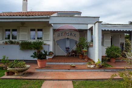 Foto Villa unifamiliare in via Magalotti, Anzio di 230 m² con 9 locali