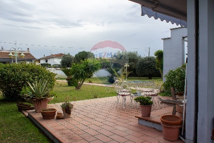 Foto Villa singola in via Magalotti, Anzio di 230 m² con 9 locali
