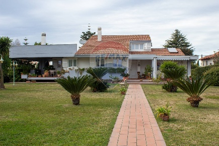 Foto Villa singola in via Magalotti, Anzio di 230 m² con 9 locali
