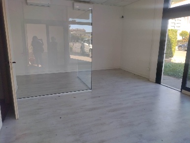 Foto Negozio in Via Bologna, Prato Santa Lucia di 44 m² con 1 locali