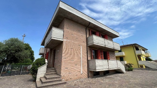 Foto Villa bifamiliare a Solesino Centro di 194 m² con 6 locali in vendita