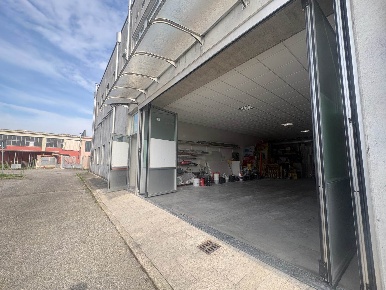 Foto Magazzino a Urgnano Centro di 220 m² con 1 locali in vendita
