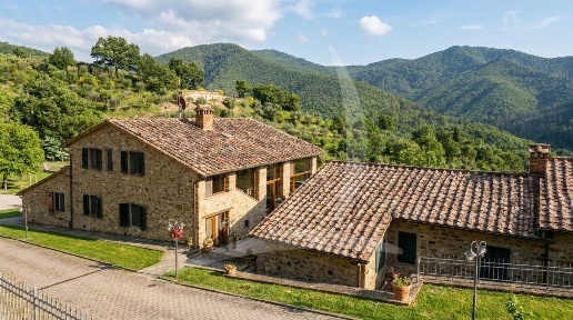 Foto Cessione attività a Sansepolcro Centro di 800 m² con 20 locali
