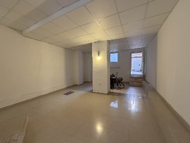 Foto Negozio in Via Petrucci 16, Foligno Centro Storico di 63 m² in vendita