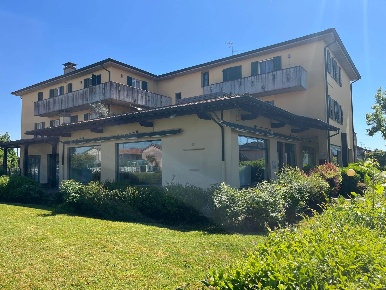 Foto Negozio in Piazzale Malgeri, Cavenago d'Adda Centro di 713 m²