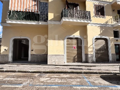 Foto Negozio in Giuseppe Garibaldi, Grumo Nevano di 250 m² con 4 locali