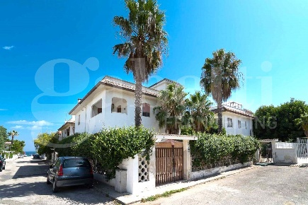 Foto Villa unifamiliare in Lo Scoglio di Euridice, Giovinazzo di 340 m²