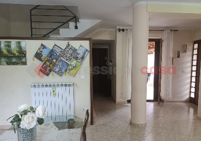 Foto Villa unifamiliare in Via Immagine 19, Oricola di 230 m² con 10 locali