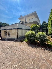 Foto Villa unifamiliare in Via machiavelli 4, Senago di 184 m² con 4 locali