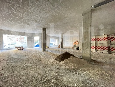 Foto Negozio in Antonio Gramsci, Frattaminore di 85 m² con 2 locali