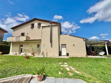 Foto Villa bifamiliare a Ponsacco Centro di 230 m² con 8 locali in vendita