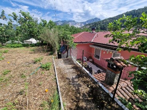 appartamento in vendita a Carrara in zona Codena