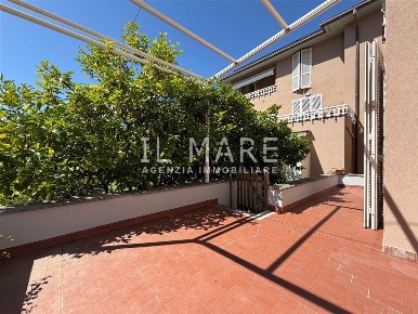 Foto Appartamento a Massa Marina di Massa Centro di 120 m² con 5 locali