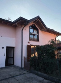 Foto Appartamento a Caravate di 83 m² con 5 locali in vendita