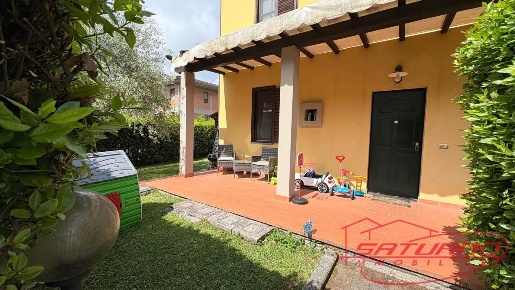 Foto Villa a schiera a Lucca Ponte a Moriano di 130 m² con 5 locali