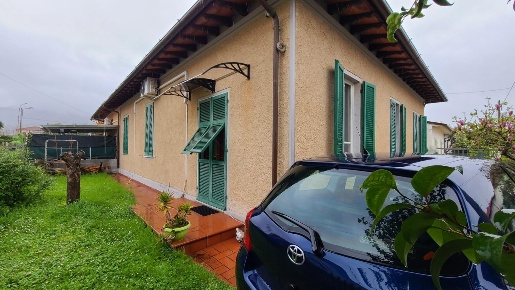 Foto Villa bifamiliare a Pietrasanta di 110 m² con 6 locali in vendita