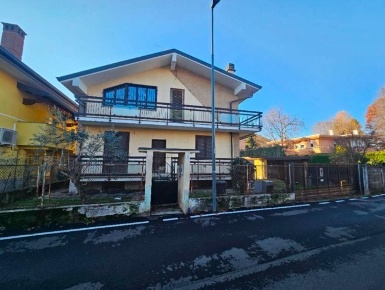 Foto Villa unifamiliare a Cesate di 223 m² con 6 locali in vendita