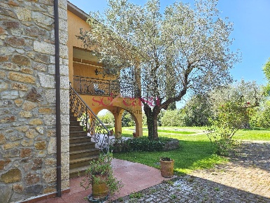 Foto Villa unifamiliare a Magliano in Toscana Centro di 245 m² con 9 locali