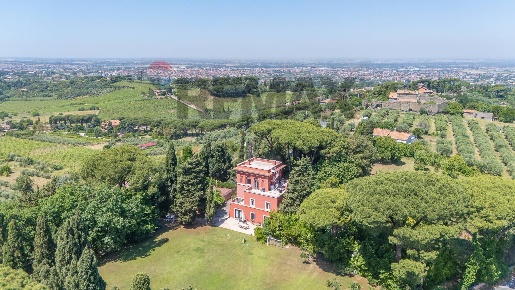 Foto Villa unifamiliare a Grottaferrata Centro di 490 m² con 6 locali