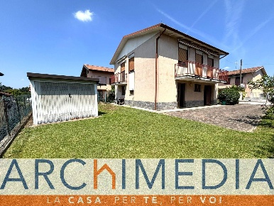 Foto Casa indipendente in via grazia deledda, Carnago Centro di 185 m²
