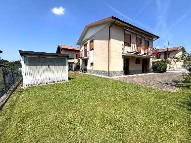 Foto Casa indipendente in via grazia deledda, Carnago Centro di 185 m²