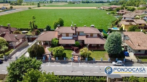 Foto Villa unifamiliare a Pontoglio di 364 m² con 10 locali in vendita