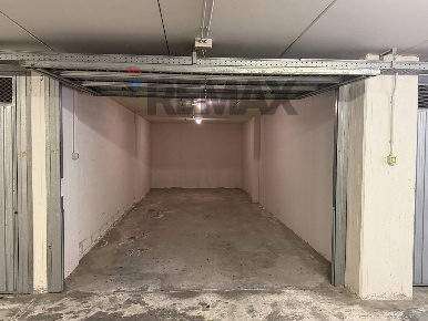Foto Posti auto in Via Ninfea 18, Iseo Centro di 35 m² con 1 locali